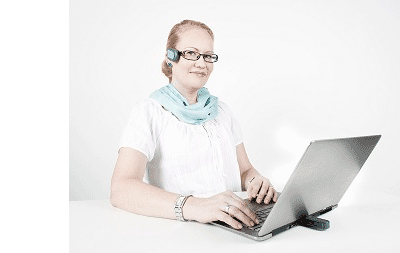 Bild på användare av Quha Zono framför laptop