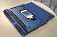 Bild på activestar med en telefon